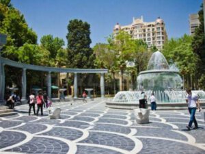 Fəvvarələr meydanında əməliyyat – Polis bu şəxslərlə bağlı müraciət yaydı