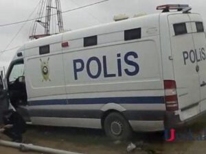 Bakıda məhbus daşıyan polis maşını qəzaya düşdü