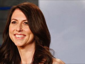 Dünyanın ən varlı qadını orta məktəb müəlliminə ərə getdi – Foto