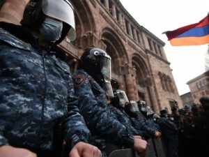 SON DƏQİQƏ: Etirazçılar hökumət binasına daxil olub – İRƏVANDA TOQQUŞMA…