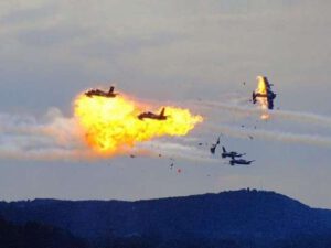 SON DƏQİQƏ: İki təyyarə havada toqquşdu – DÜNYA ŞOKDA