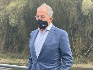 Lavrovun maskasındakı yazı diqqəti cəlb edib