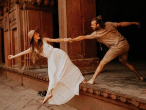 Səyahətə çılpaq çıxan cütlük milyonlar qazanır – FOTO