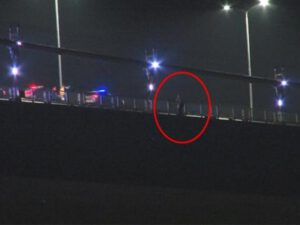 SON DƏQİQƏ! Bir nəfər körpüyə çıxaraq intihar etmək istəyir: Hazırda onu fikrindən daşındırmağa çalışırlar – Türkiyədə