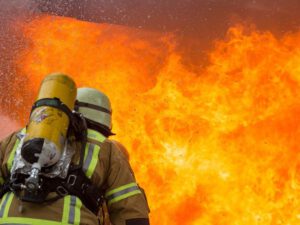 Bakıda avtomobil və obyekt yanıb, xəsarət alan var