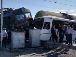 Sumqayıtda avtobusla qatar toqquşdu – Bələdçinin başı bədənindən ayrıldı / FOTO