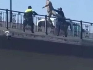 Bakı körpüdən özünü atmaq istəyən gənc qurtarıldı