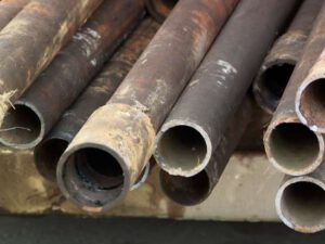 Suraxanıda neft mədəninin dəmir boruları oğurlandı – FOTOLAR