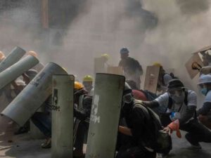 Etirazlar toqquşmalara çevrildi – Nümayişçilər snayperlərlə vurulur / VİDEO