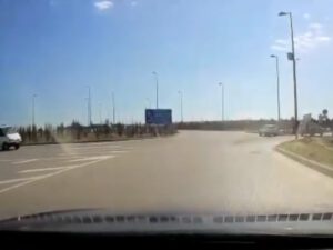 Bakıda yolun ortasına əkilmiş ağaclar sürücülərə təhlükə yaradır – DİQQƏT! – VİDEO