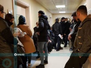 Mərkəzi Klinikada karantin qaydaları pozulur – FOTO