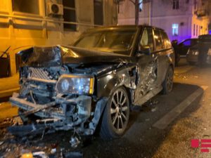 Bakıda “Range Rover” 5 avtomobilə çırpılıb, xəsarət alan var – VİDEO