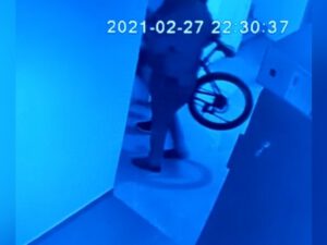 Bakıda velosiped oğurları kameraya düşdü – VİDEO