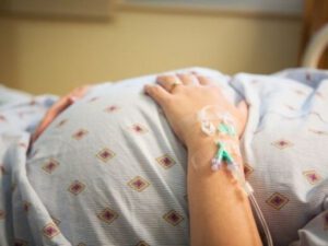 Yeniyetmə qız uşaq dünyaya gətirdi – 50 yaşlı kişi SAXLANILDI