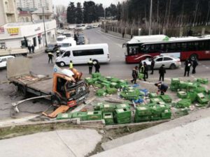 Bakıda toyuq daşıyan maşın aşdı, toyuqlar küçəyə töküldü