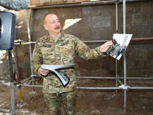 İlham Əliyev 39 il əvvəl Heydər Əliyevin Şuşada çəkdirdiyi şəkli göstərdi – FOTO