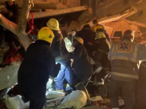 Çoxmərtəbəli yaşayış binası uçub, ölənlər və xəsarət alanlar var
