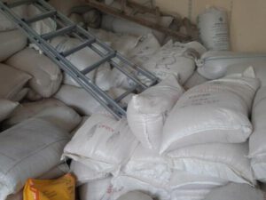 Yem satışı mağazasında nöqsanlar aşkarlandı