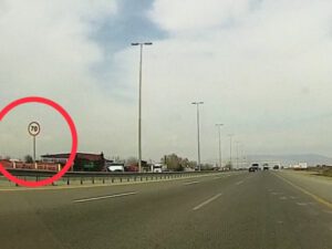 Bakı-Ələt yolunda sürücüləri radara salan yol nişanı – NÖQSAN VAR – VİDEO
