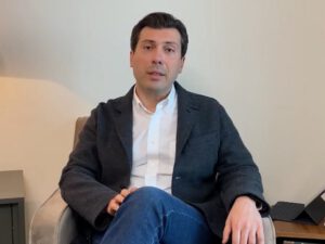 Ermənistanın keçmiş səfiri Paşinyanı pəncərədən atacağına söz verdi