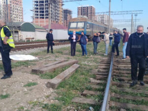 Bakıda qatar vuran oğlanla bağlı araşdırma başlandı