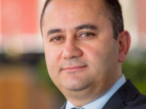 Nazir müşaviri ictimai qınaqdan qorxdu – Statusunu sildi