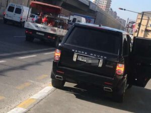 “Range Rover”i dayanacaqda saxlayıb qıza əxlaqsız təklif etdi, sonra döydü – TƏFƏRRÜAT
