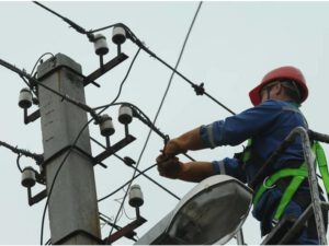 “Azərişıq” əməkdaşı elektrik dirəyindən yıxılaraq ölüb