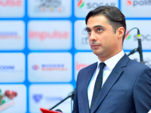 Koronavirusa yoluxan aparıcı Səhiyyə Nazirliyini tənqid etdi