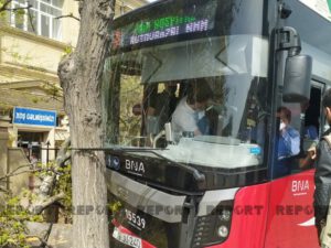 “BakuBus”un avtobusu ağaca çırpılıb, xəsarət alanlar var