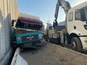 Bakıda qəzaya uğrayan yük avtomobilinin görüntüləri – FOTO