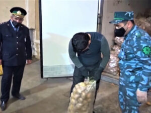 Gömrükdən keçən sürücüdən ağlagəlməz dələduzluq: Görün nəyə əl atıb – VİDEO