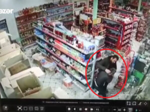 Mağaza sahibini döyüb, mağazada soyğunçuluq etdi – ANBAAN VİDEO