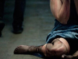 Azərbaycanda kişi keçmiş arvadını maşından zorla endirdi, küçədə lüt soyundurdu və…