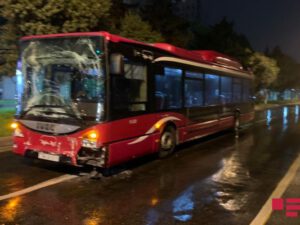 “Bakubus” avtobusları qəzaya uğrayıb – Foto