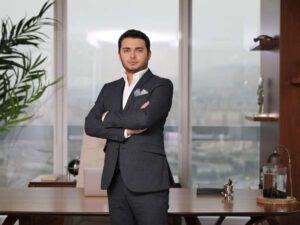 Tanınmış iş adamı 2 milyard dolları mənimsəyib xaricə qaçdı – FOTOLAR