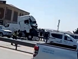 Bakı-Sumqayıt yolunda “TIR” dəmir arakəsmələrə çırpılıb – VİDEO