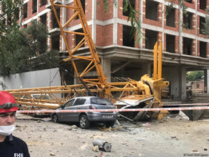 Bakıda yük kranının trosu qırıldı: bir ölü, bir yaralı – YENİLƏNİB