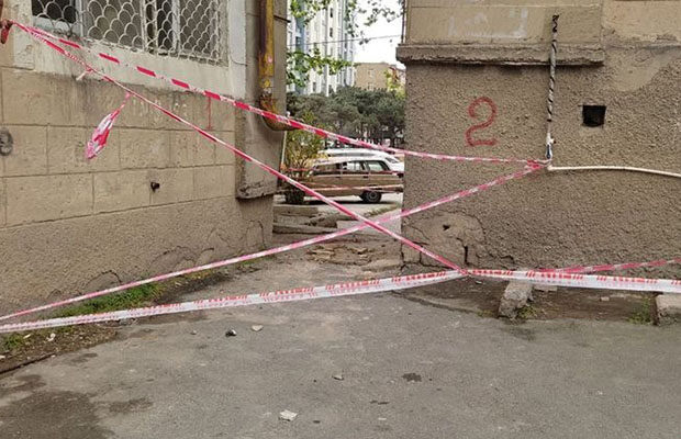 Daha bir binadan qopan daş təhlükə yaratdı Daha bir binadan qopan daş təhlükə yaratdı