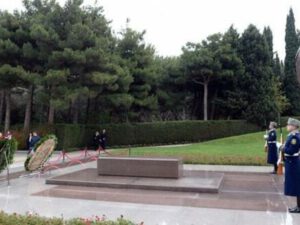 Lavrov Fəxri xiyabanı ziyarət etdi