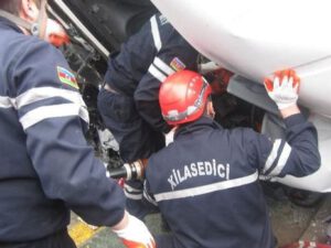 Hadisə yerinə gedən FHN əməkdaşları qəzaya düşdü: Yaralılar var