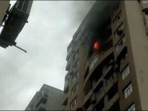 SON DƏQİQƏ: Bakıda çoxmərtəbəli bina yanır