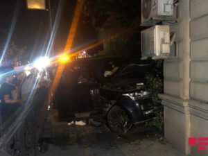 Bakıda “Range Rover” divara çırpılıb – VİDEO
