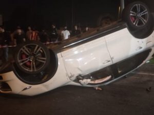 Bakıda qadın sürücü “Porsche”ni aşırdı – FOTO