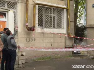 Bakıda DƏHŞƏT: Binanın fasadından qopan üzlük daşı uşağın başına düşüb, VƏZİYYƏTİ AĞIRDIR