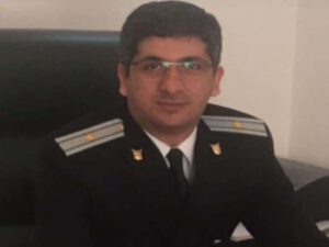 Məhkəmə zalında həbs edilən sabiq müstəntiq məşhur müğənninin yeznəsidir – FOTO