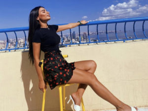 ATV-nin aparıcısı göbəyi açıq geyimi ilə diqqət çəkdi – FOTO