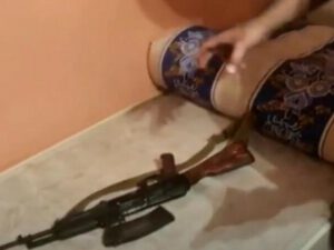 Abşeronda əməliyyat: Çarpayıda gizlədilən avtomat götürüldü – VİDEO