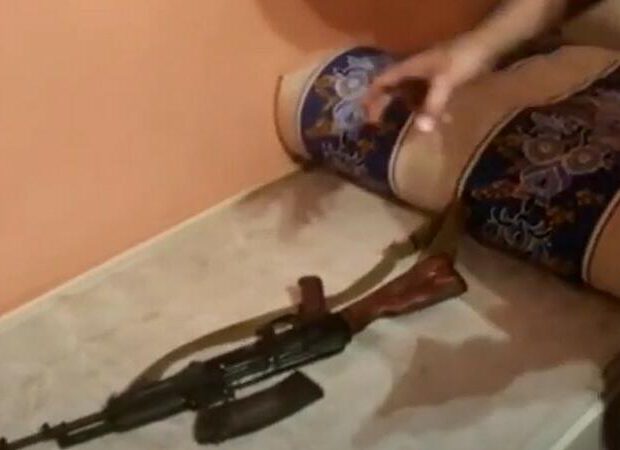 Abşeronda əməliyyat: Çarpayıda gizlədilən avtomat götürüldü – VİDEO Abşeronda əməliyyat: Çarpayıda gizlədilən avtomat götürüldü – VİDEO