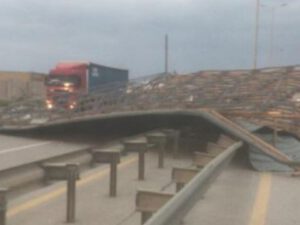 ​Külək zavodun damını uçurdu – Magistral yol BAĞLANDI